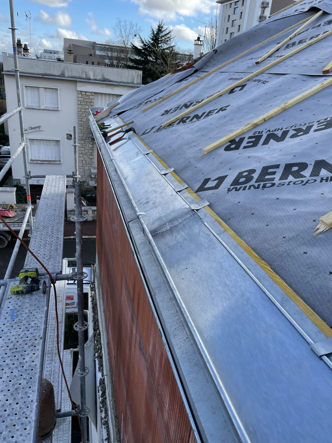 Écran sous-toiture et travail de zinguerie