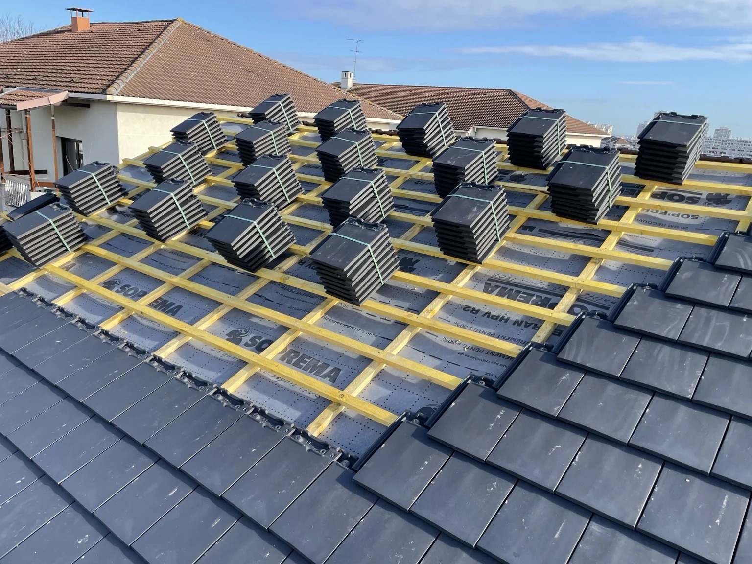 Pose de tuiles sur liteaux lors d’un chantier de couverture